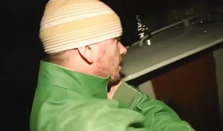 Atemberaubende brünette Schönheit bekommt ihre Muschi gefickt, während ihr deutschsprachige sexvideos kostenlos Ehemann zuschaut