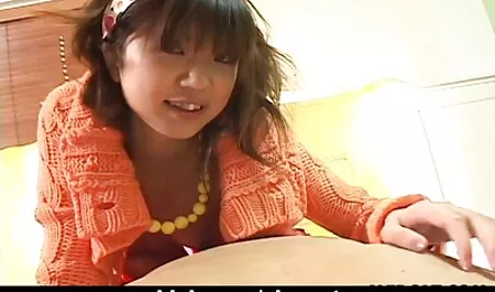 Eve S schiebt einen pornofilme in deutscher sprache Dildo in ihre süße rosa Muschi