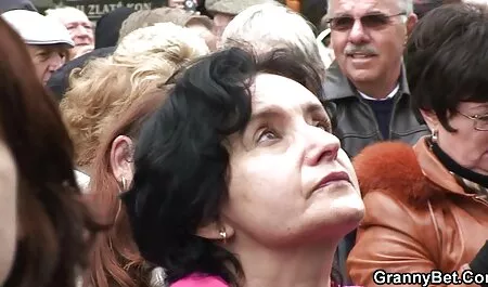 Dicke ältere Mutter bekommt ihre Titten von zwei jungen Männern sexfilme ganze filme gelutscht