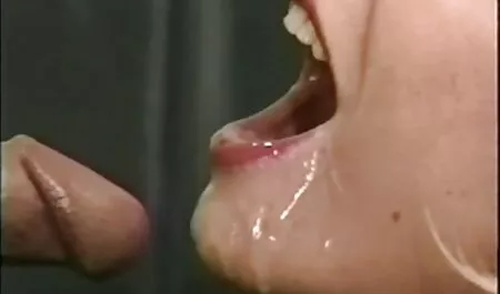 Schöne Brünette mit tollen Titten geht auf die dt sexfilme Knie und lutscht Schwanz dann fickt