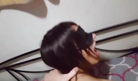 Brünette kostenlose deutscheporno in weißen Ladysocks rockt