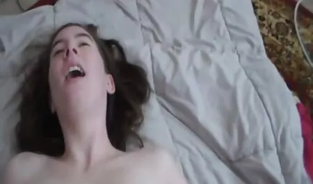 Papa - Ein Baby mit kleinen Titten tritt gegen 2 Jungs nur deutsche sexfilme an