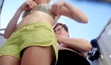 Blondine mit kleinen schönen Titten saugt deutsche pornofilme ohne anmeldung an Jungs großen Schwanz