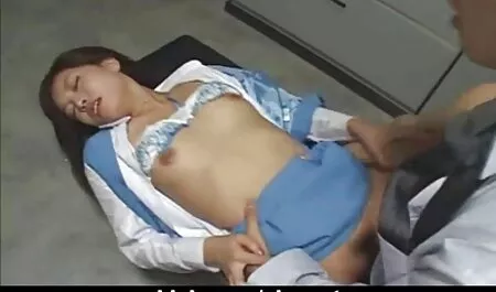 Nerdy Kerl darf sexfilme volle länge ein heißes Küken schlagen