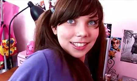 Sexy Amateur Brünette auf deutsche porno fime dem Bett gebohrt