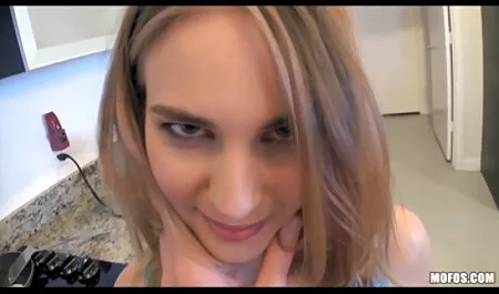 Deutsche Blondine macht einen Blowjob deutsche kostenlose sex filme in einem Einkaufszentrum