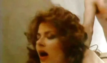 Junge Hottie liegt im Bett und fickt sich mit deutsche erotikfilme gratis Stimmung