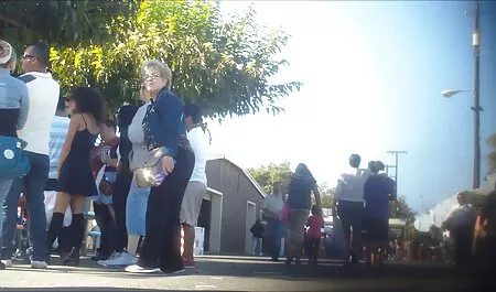 Mädchen reitet Jungs dicken schwarzen Schwanz auf der Couch frei deutsche pornos